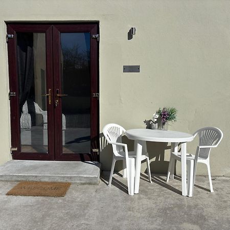 Private Detached Small Bedroom And Bathroom Only- This Is Not An Apartment Butlersbridge Eksteriør bilde