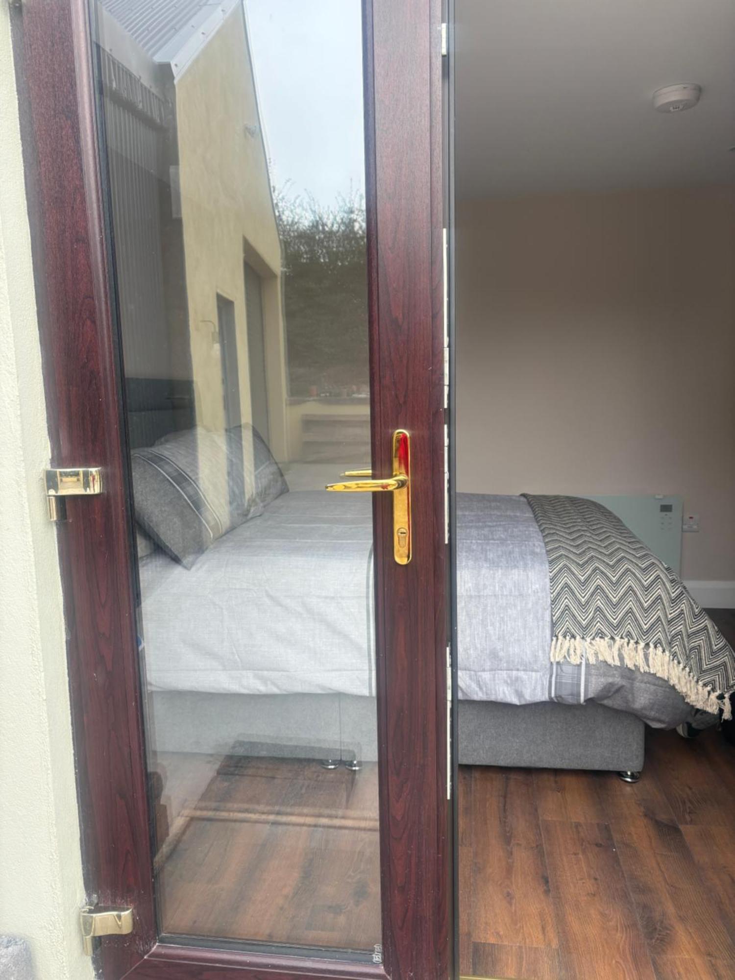Private Detached Small Bedroom And Bathroom Only- This Is Not An Apartment Butlersbridge Eksteriør bilde